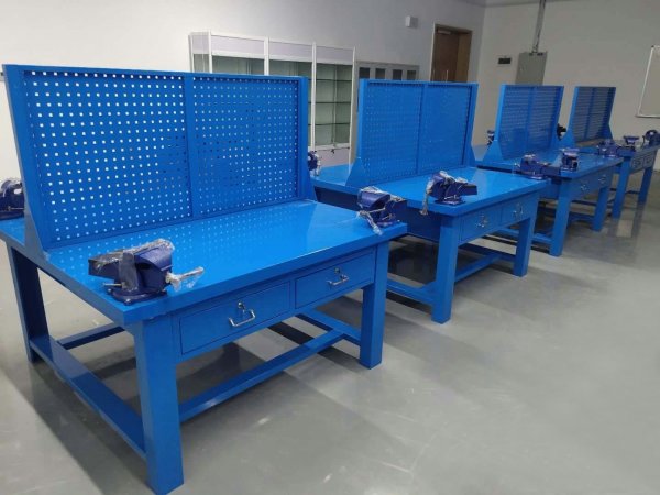 名称：钳工工作台