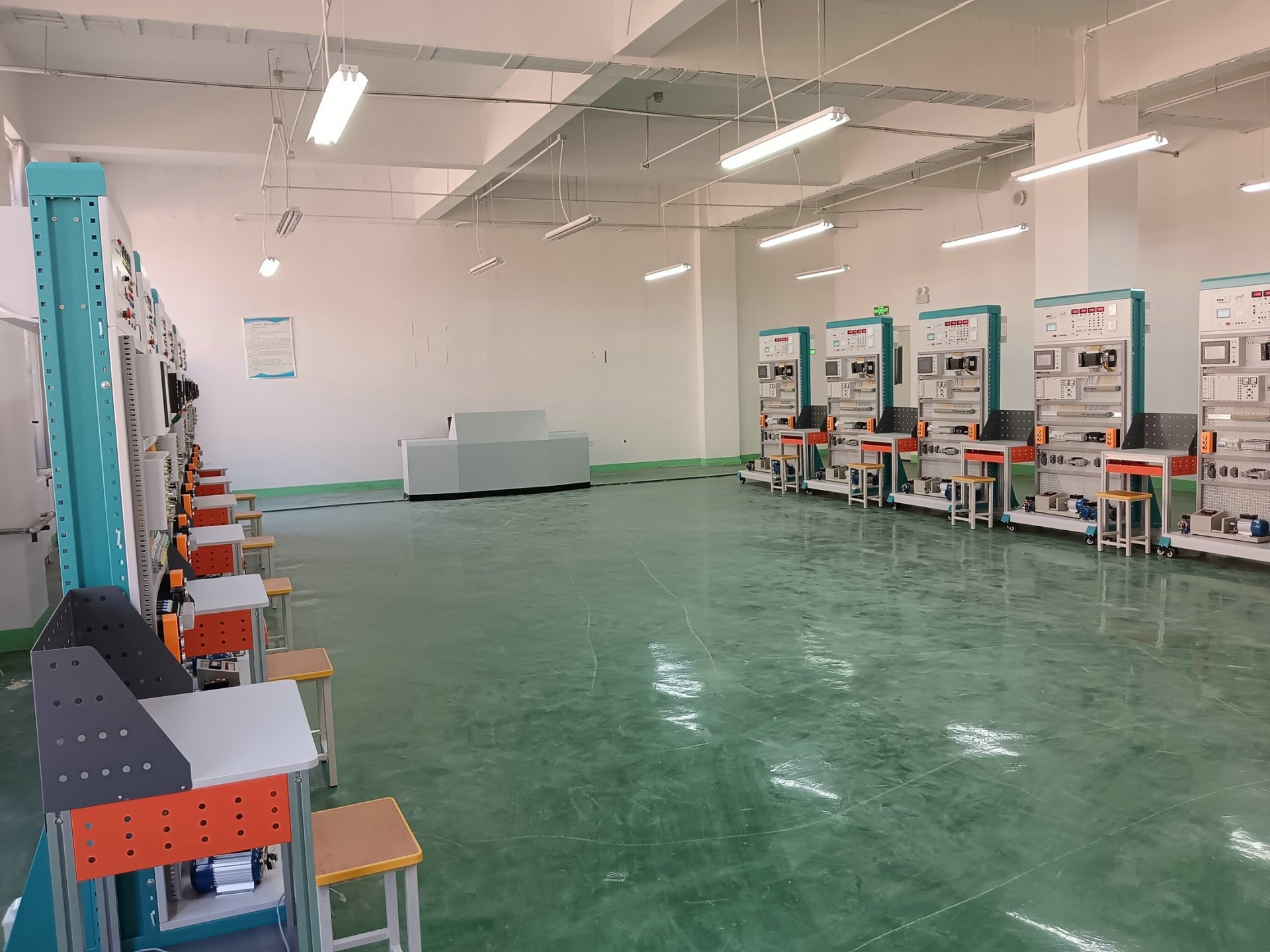 核实PLC技术实训装置的数量及配件