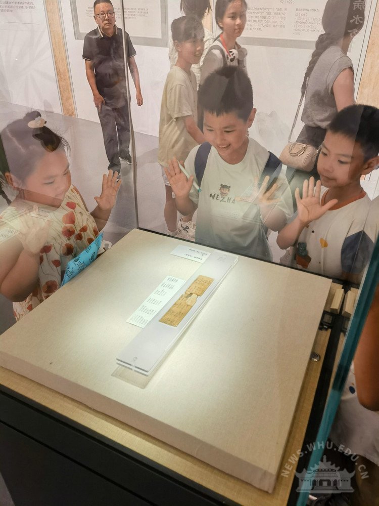 人文社科资深教授陈伟带领简帛中心师生