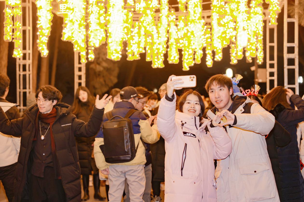 image16.jpeg 当时针跨越2025的终点