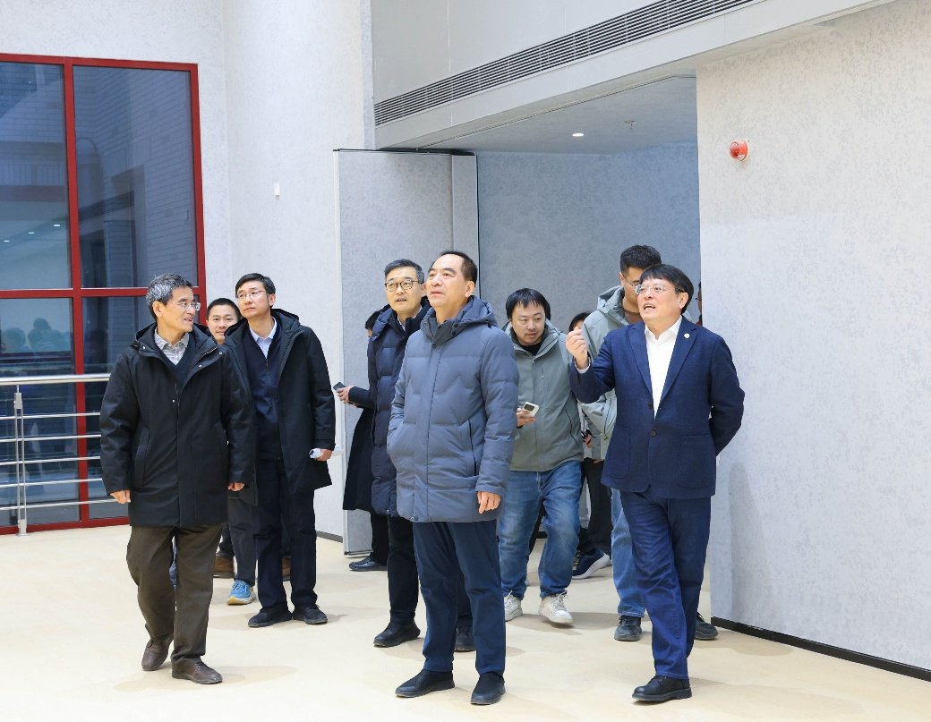 校长龚旗煌调研燕园大厦和地球与空间科