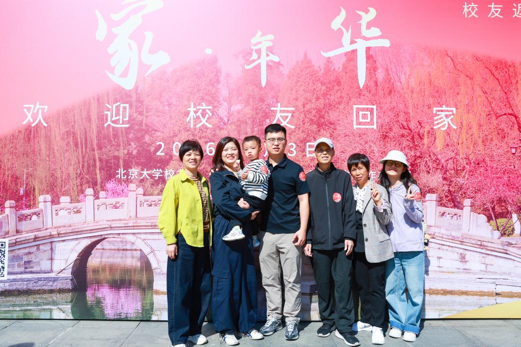 未名湖畔轻风拂柳