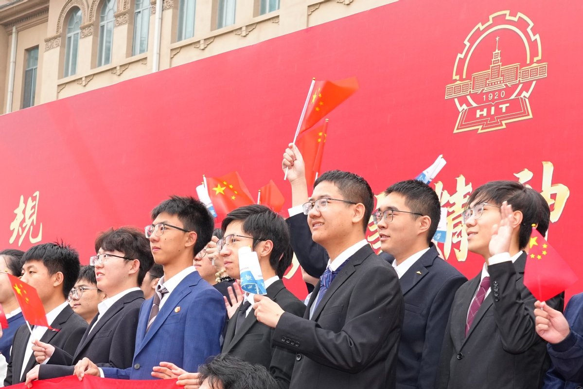 鲜艳的五星红旗在一校三区冉冉升起